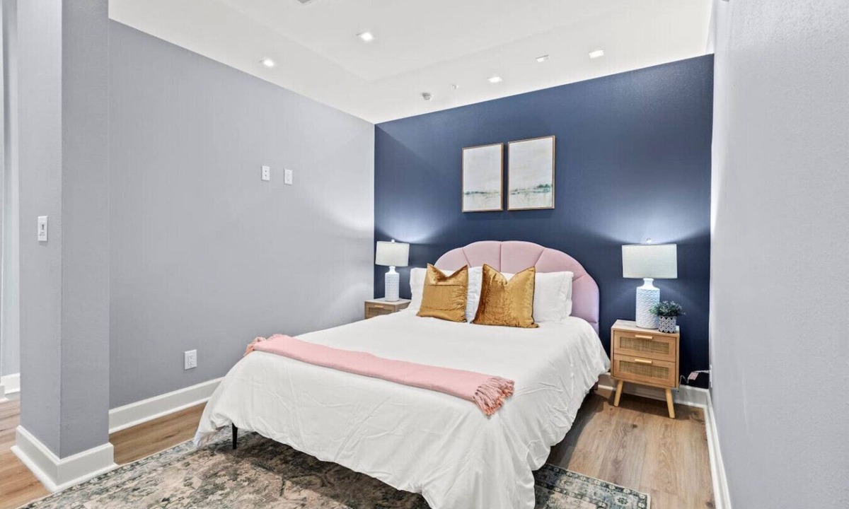 Cedars Apartment | Upscale Dallas 1BR/1BA Retreat w Gym, Park & View