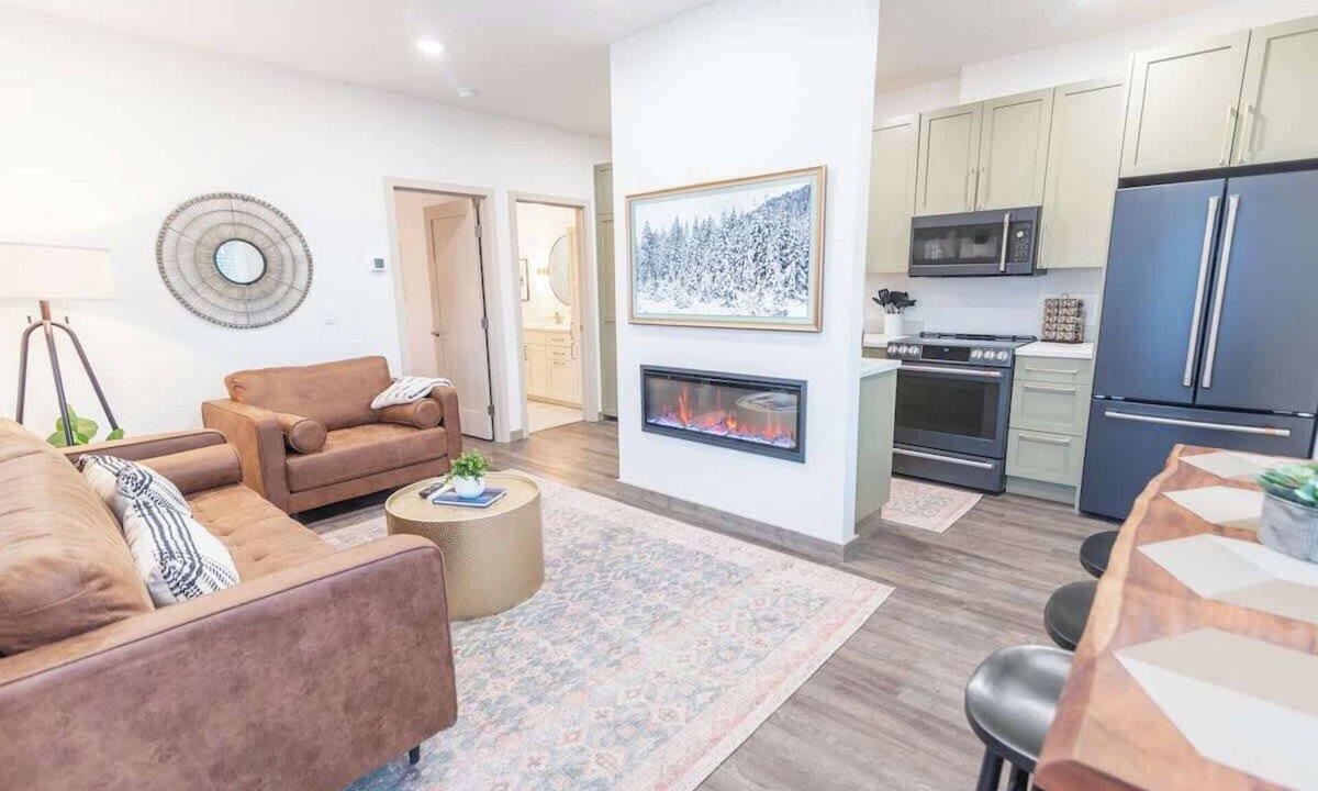 Palmer Bed & Breakfast | Upscale Downtown Suite Mt. Views Walkable!