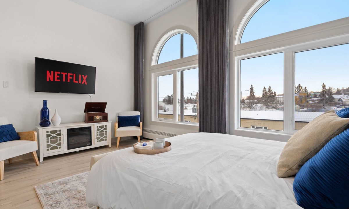 Inglewood Apartment | Upscale Historic Loft | TOP FLOOR | Downtown | Free Parking