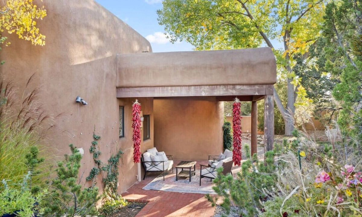 Northeast Santa Fe House | Upscale Home In North Hills
