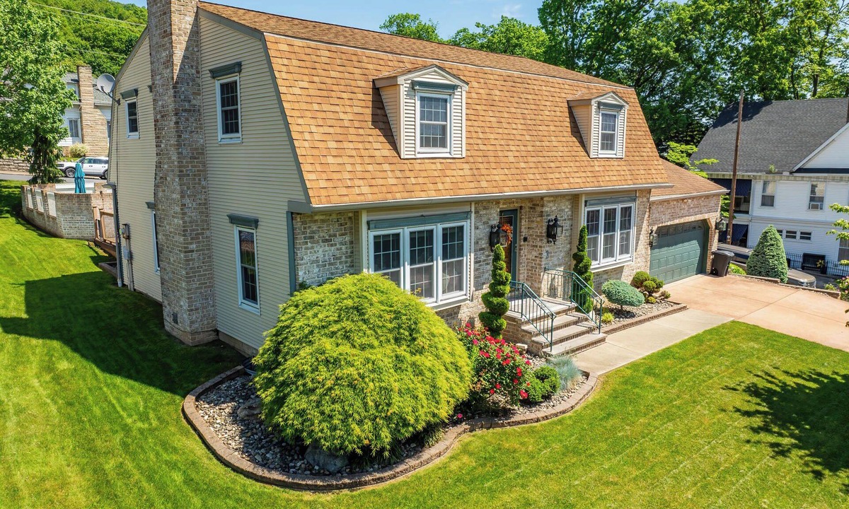 Edgewood House | Upscale Home with Heated Inground Pool 15 mins to Knoebels; 5 Min to AOAA