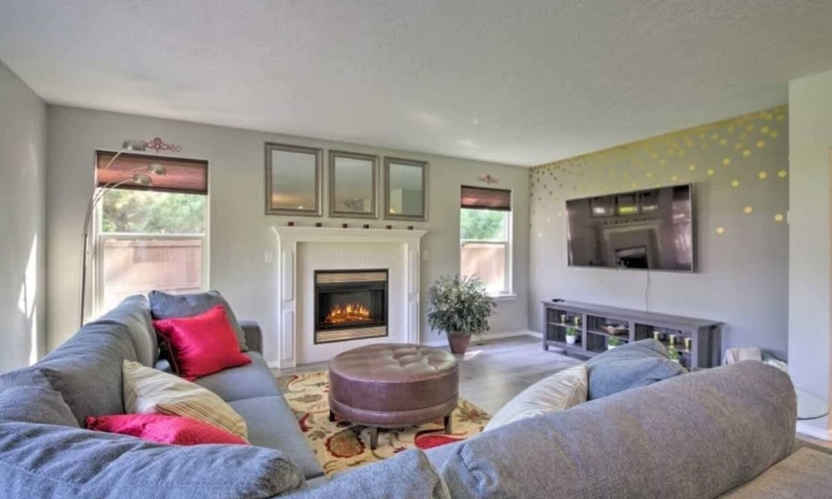 Star House | Upscale House for 17 with Firepit & Lovely Yard