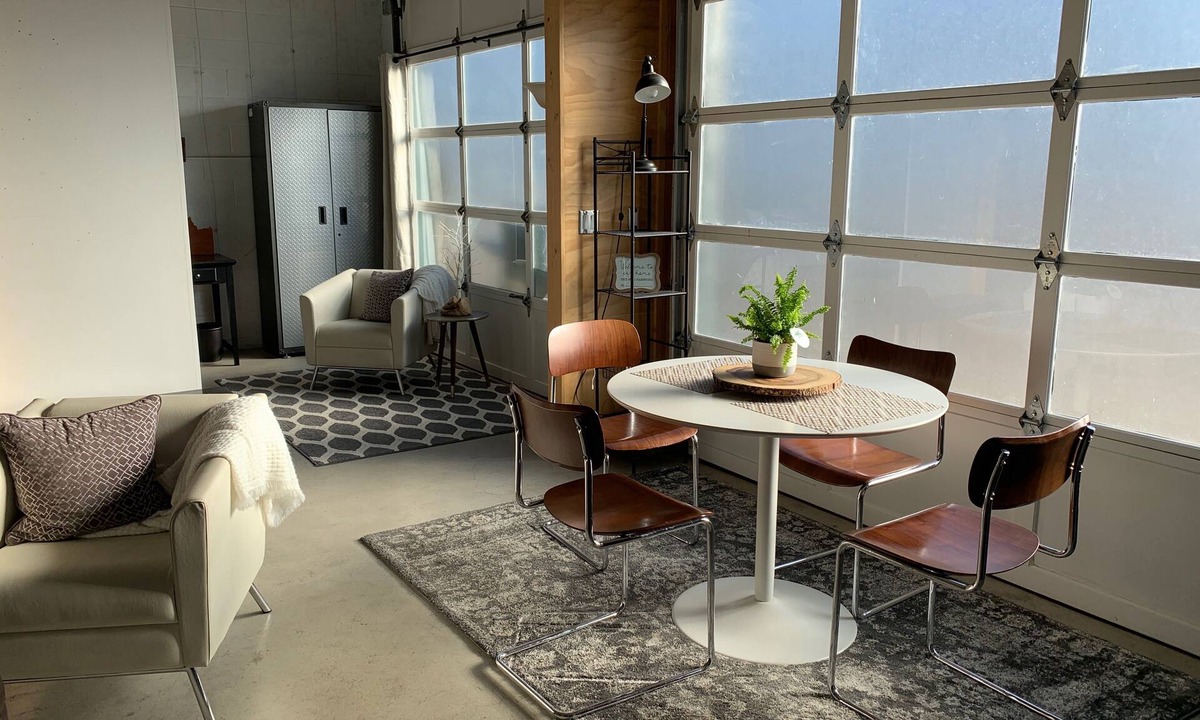 North End House | Upscale Hyde Park Urban Executive Suite w/Loft