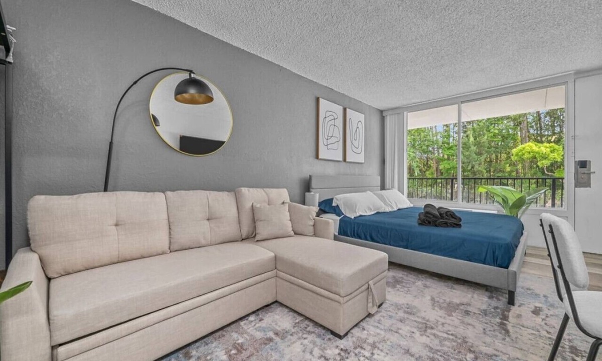Highlands Apartment | Upscale King Bed Suite—Mins to Downtown JAX!