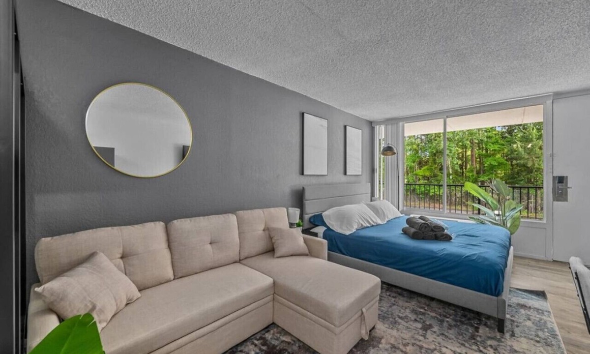 Highlands Apartment | Upscale King Bed Suite—Mins to Downtown JAX!
