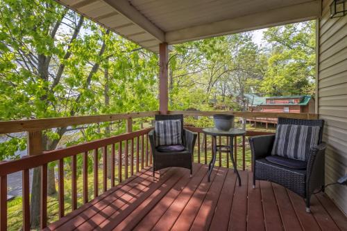 Marion House | Upscale Lakefront Home w Dock & Kayaks