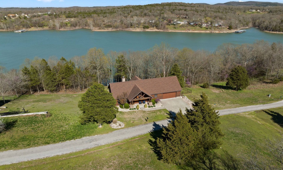 Arrow Point Cabin | Upscale Lakefront Table Rock Cabin with nearby Launch