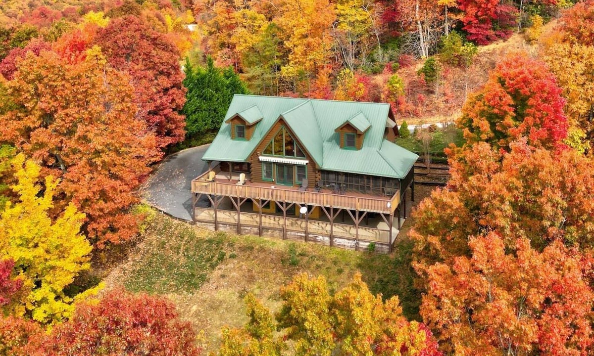 Black Mountain Cabin | Upscale log cabin: Hot Tub, Game Room, Sauna