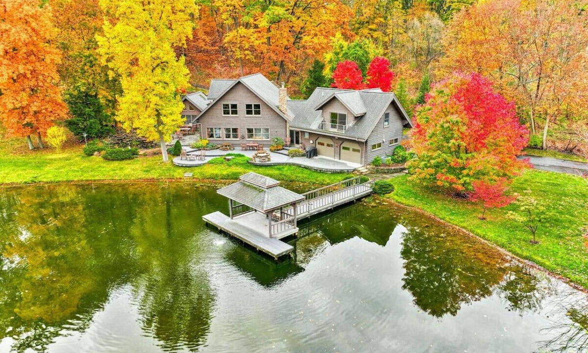 Perinton Cabin | Upscale log cabin w/20` ceilings, indoor hot tub & King beds
