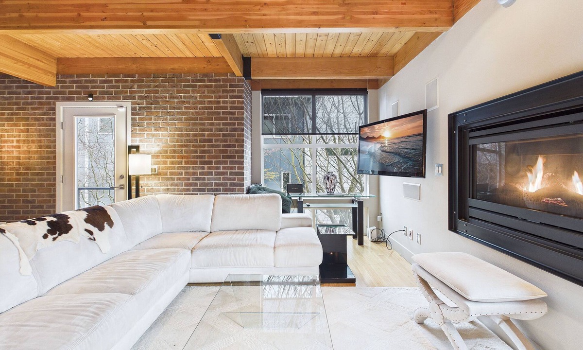 Whittier Heights House | Upscale Modern & Cozy Seattle Retreat