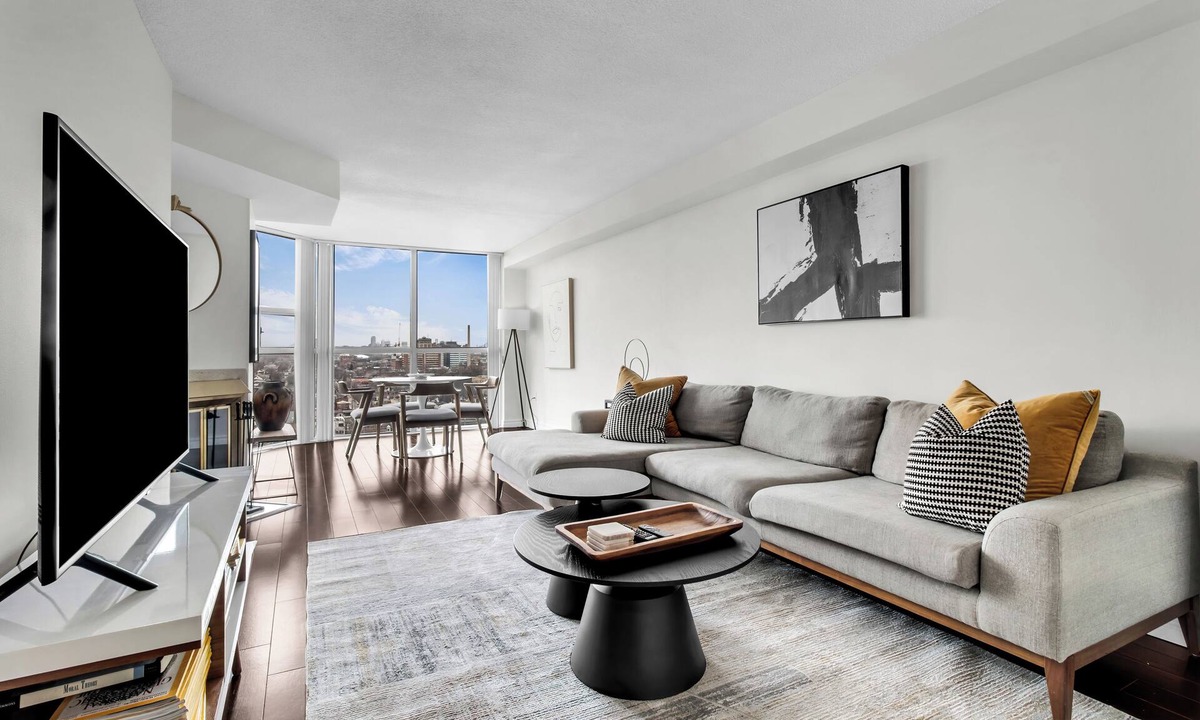 Niagara Condo | Upscale Penthouse with STUNNING Views! | Free Parking