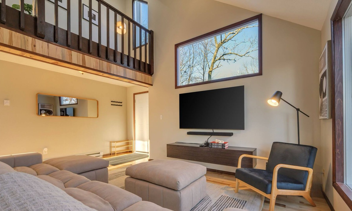 East Stroudsburg Cabin | Upscale Poconos Cabin w/ Pool and Lakes