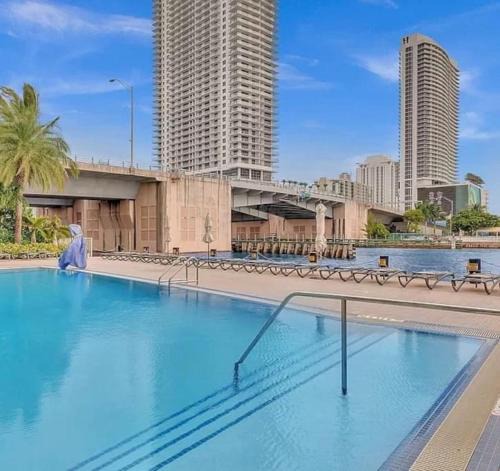Hallandale Beach Apartment | Upscale Resort 4 Bedrooms 3 bath