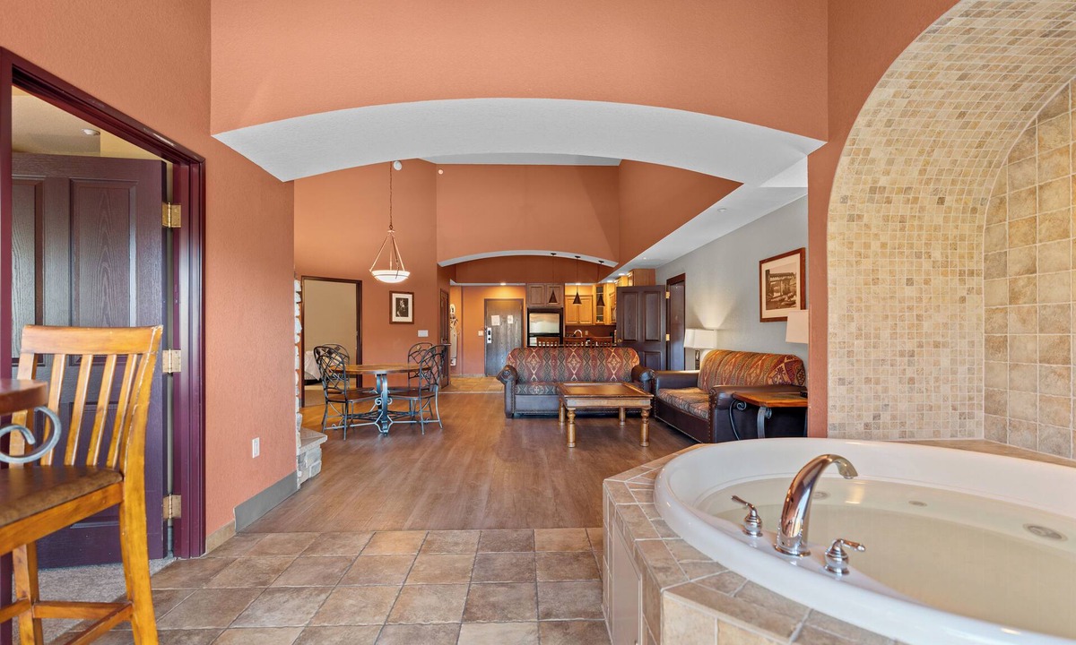 Wisconsin Dells Apartment | Upscale, Riverview, 3BR, 3BA, 2040SF, Main floor, 14ft Ceiling