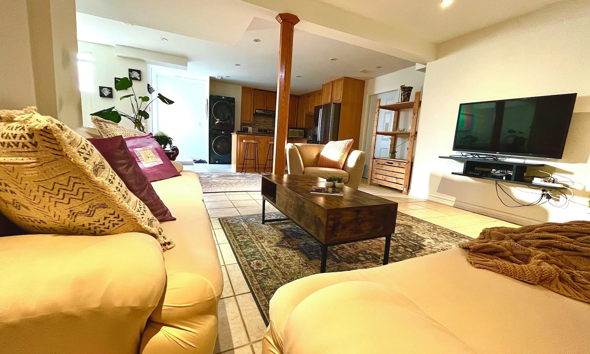 Newmarket Apartment | Upscale Spacious Private unit in Newmarket Pet-Friendly + Free Parking