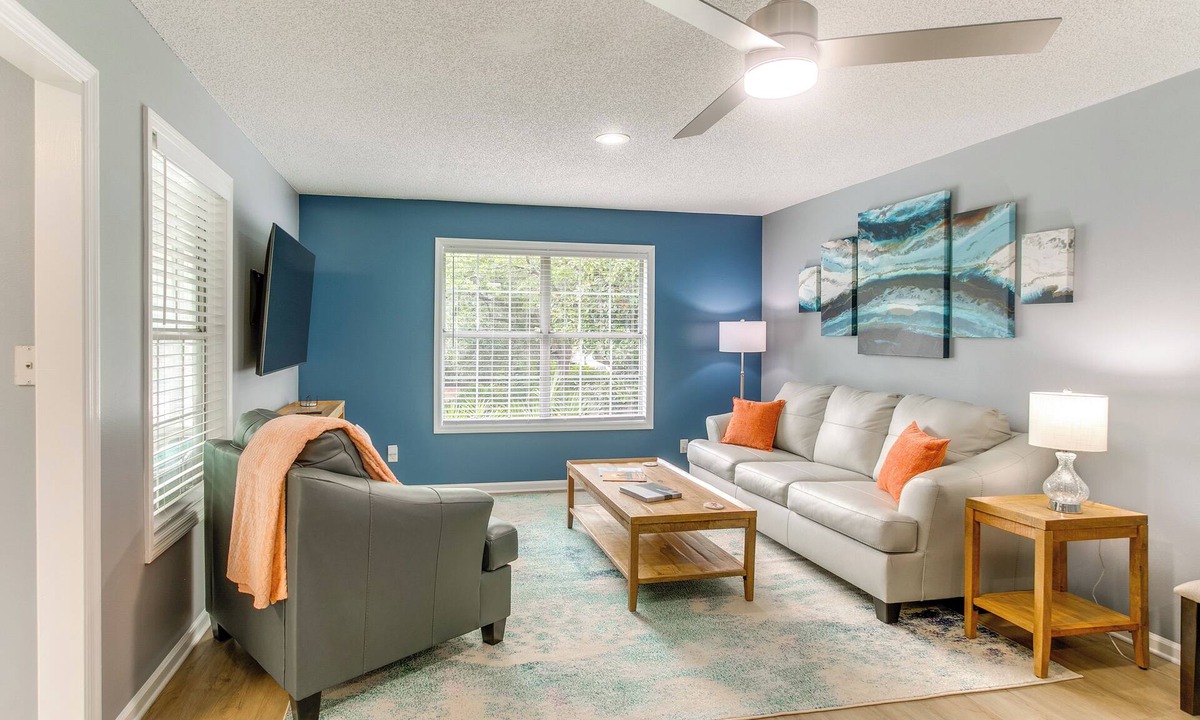 Saint Simons Heights Condo | Upscale St. Simons Condo: Sunroom & Steps to Pool!