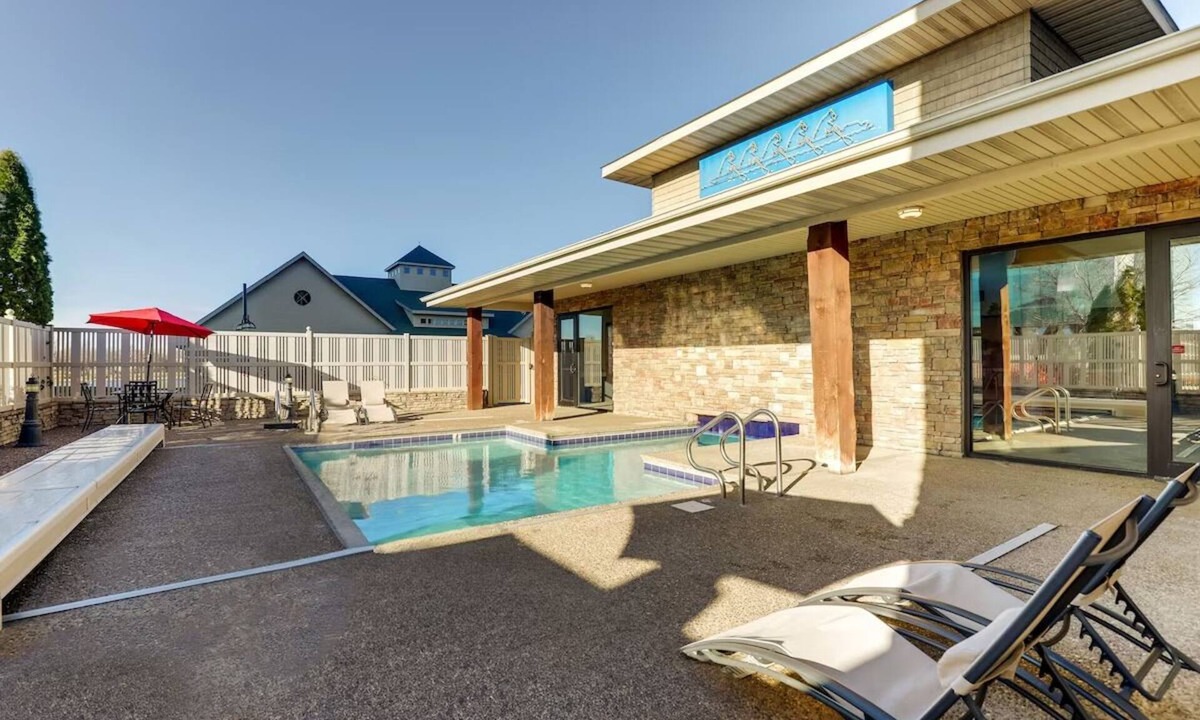 Moline Hotel | Upscale Stay in Moline w/Pool and Gym Onsite | 0.6 mi to John Deere Pavilion
