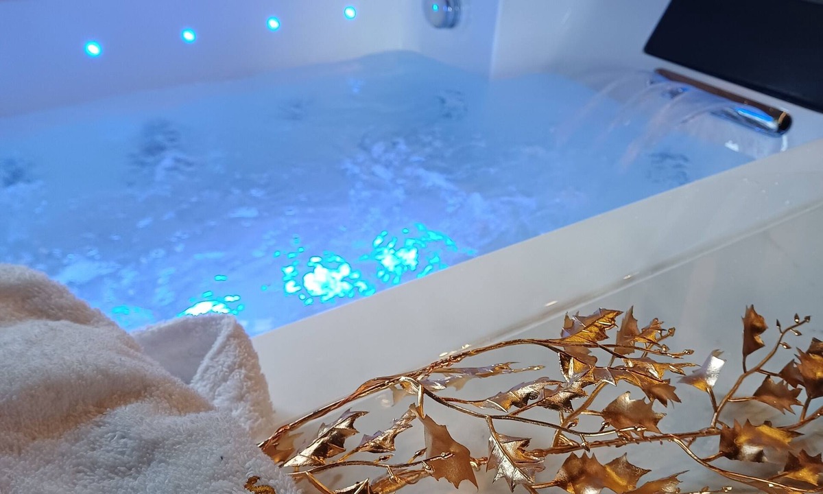 Bligny sur Ouche Apartment | Upscale suite with private spa and indoor pool.