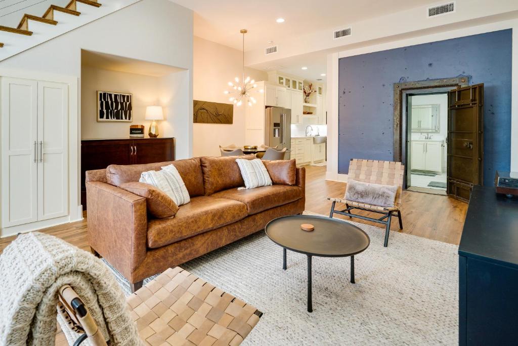 Texarkana House | Upscale Texarkana Townhome, Walk to Downtown!