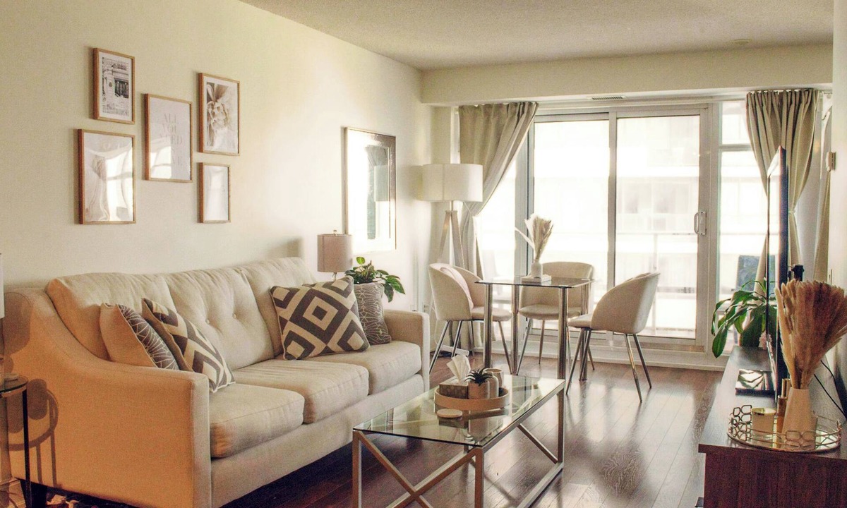 Mount Pleasant West Condo | Upscale Toronto Condo | Monthly Stay