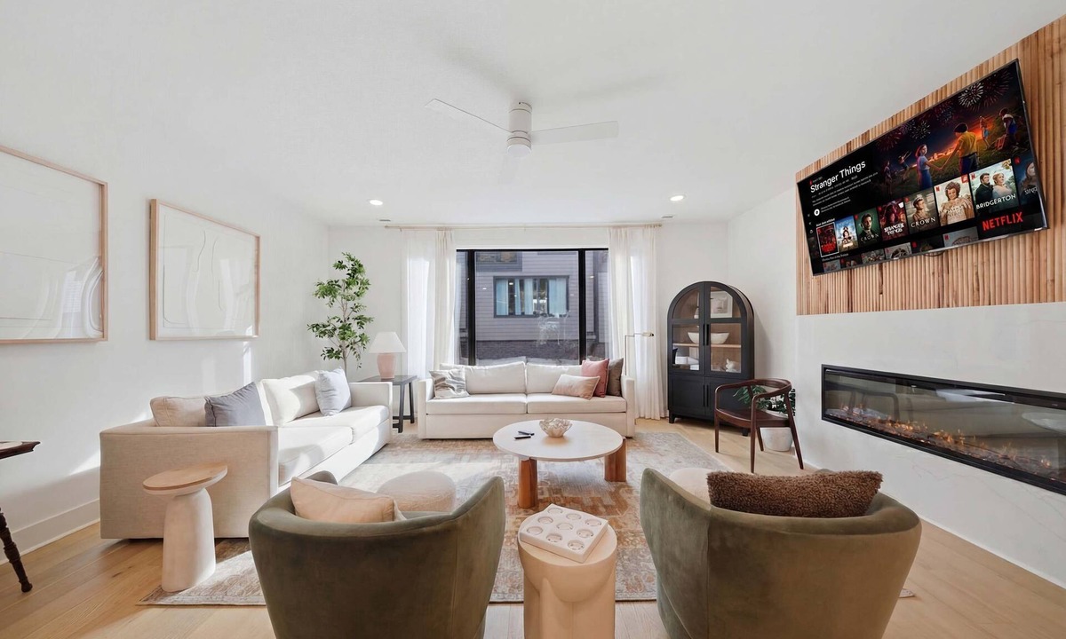 Hurwood Heights Apartment | Upscale townhouse with exclusive rooftop hot tub