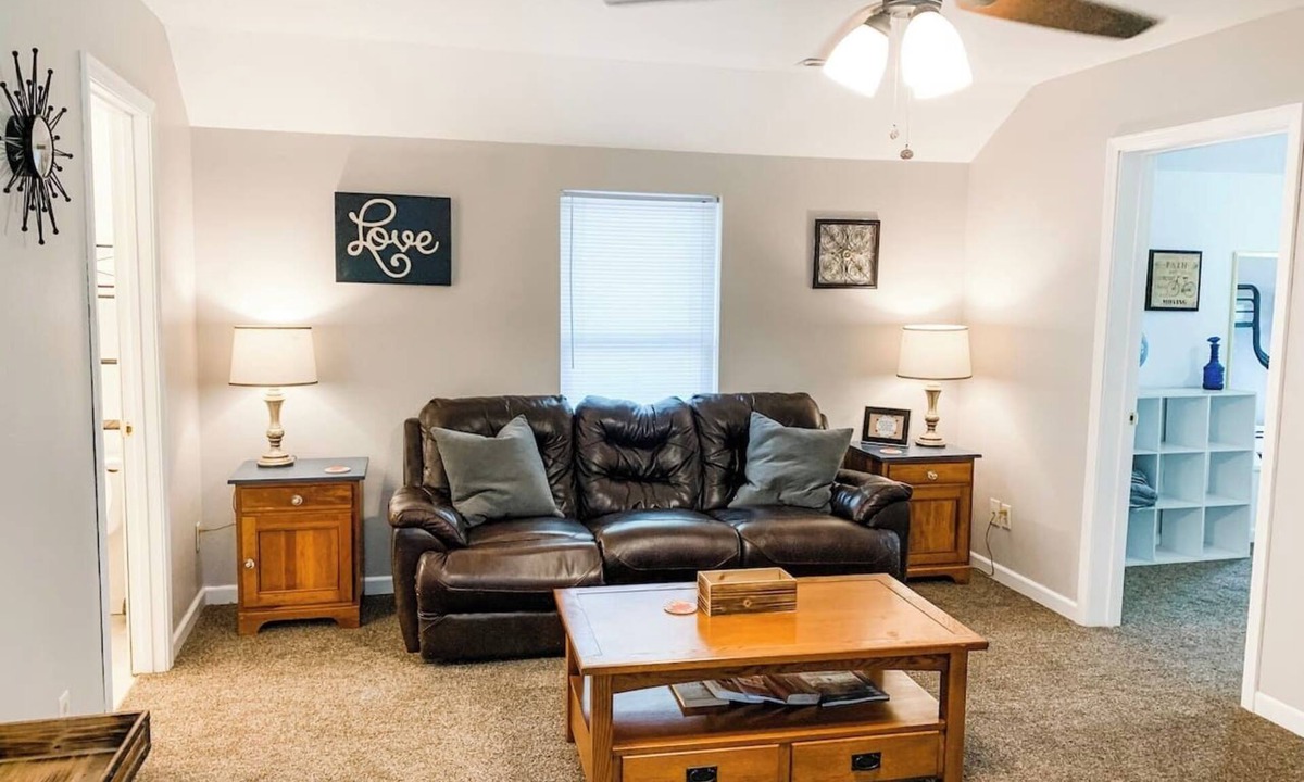 Pevely Apartment | Upstairs 2 bedroom Private Apt Off I- 55 in Pevely