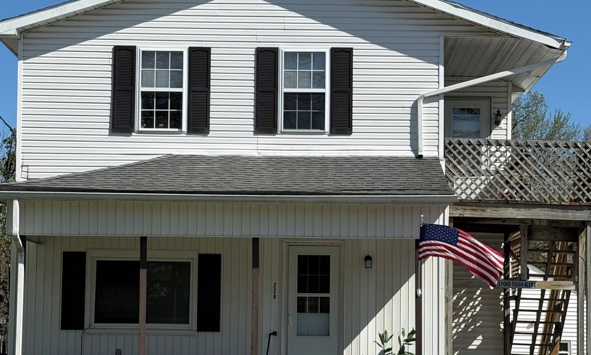 Grove City Apartment | Upstairs 3-bedroom apartment walking distance to Grove City College/Downtown GC