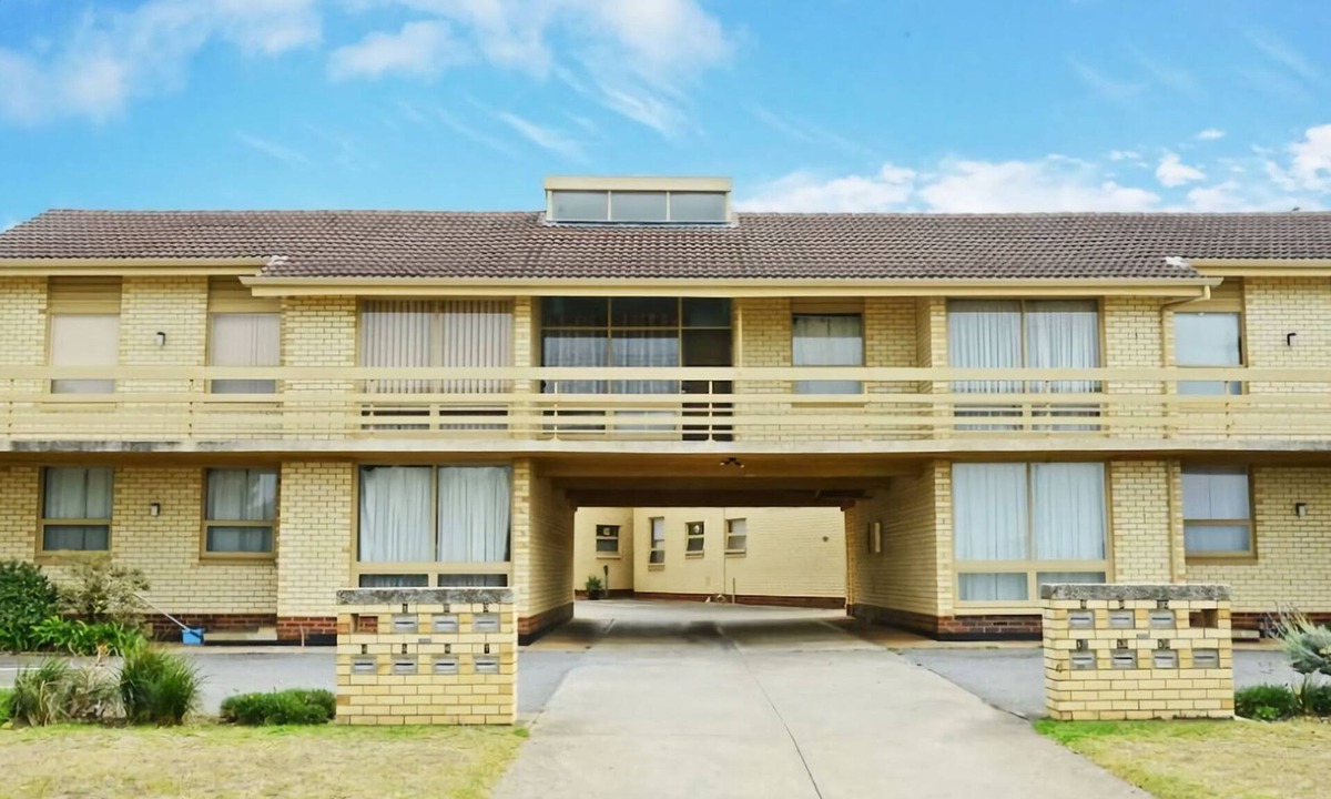 Victor Harbor House | Upstairs Beachfront Unit in Central Location