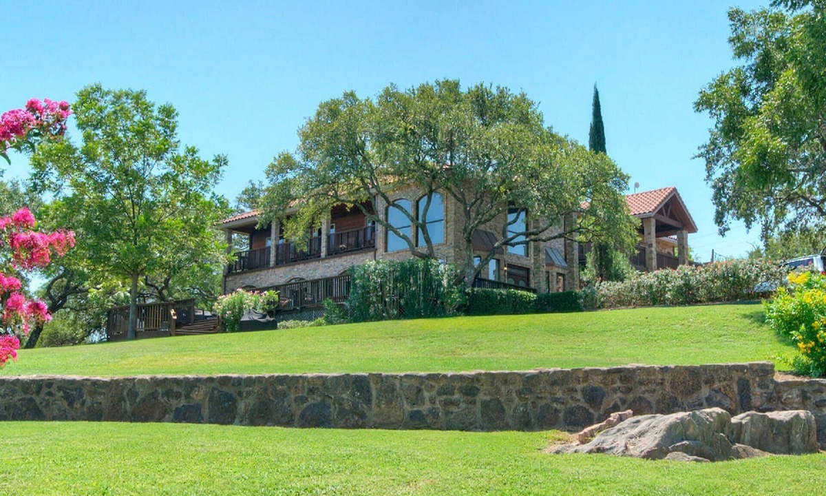 Buchanan Dam House | Upstay- 10 Acre Lakeside Retreat w Private Jetty