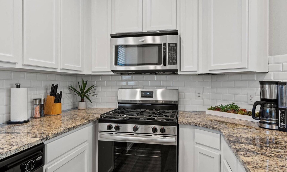 Govalle Villa | Upstay East Austin Retreat w Yard5min to Downtown
