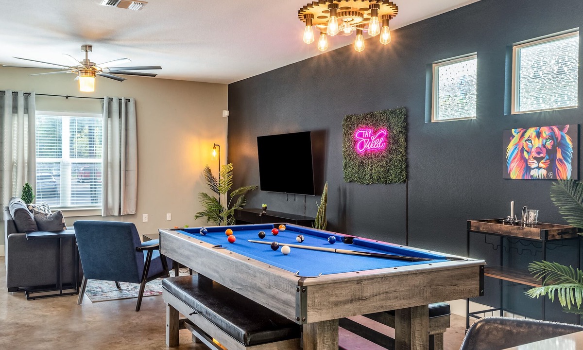 Govalle House | Upstay Entertainment Hub w Games & Outdoor Firepit