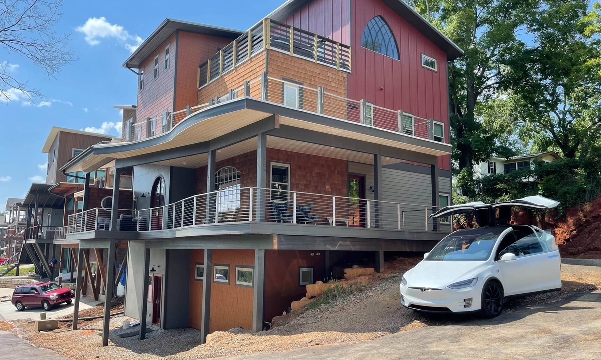 Asheville House | Upstream Bachelor Sanctuary - DOWNTOWN LOCATION!