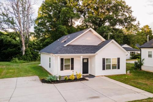 Paw Creek House | Uptown Charlotte 3BR | Hot Tub + Fire Pit
