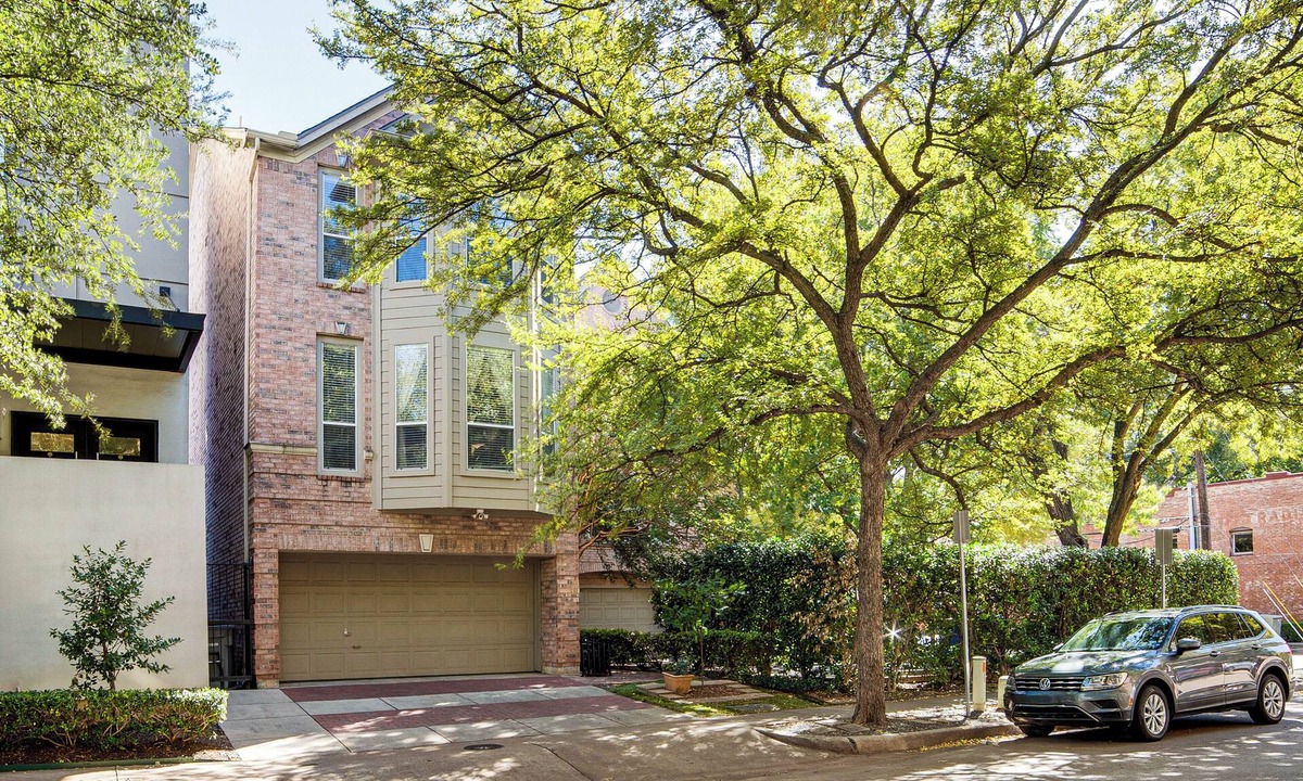 Uptown House | Uptown Dallas Group Getaway Near Art, Eats & More!