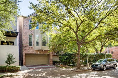 Uptown House | Uptown Dallas Group Getaway Near Art, Eats & More!