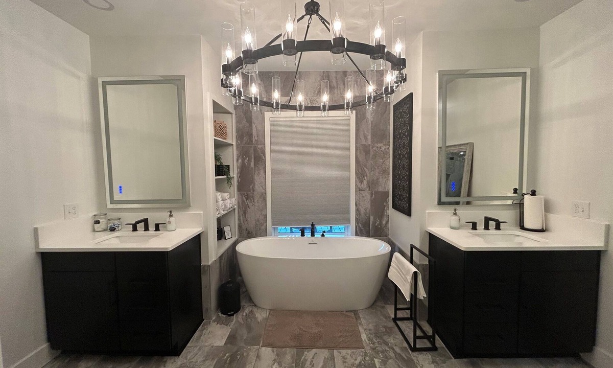 Lexington House | Uptown Lexington Stay, Vineyards & Shopping Nearby