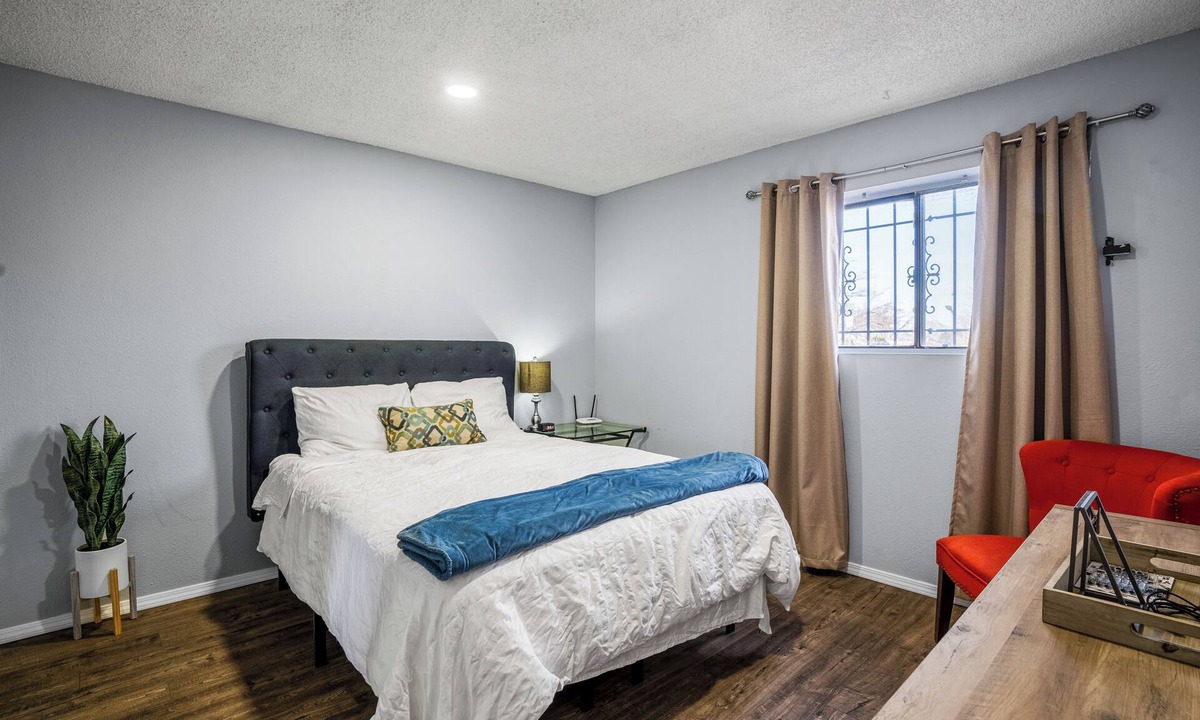 Uptown Apartment | UPTOWN LOCATED! Lovely Home with fireplace & Garden at Kingfisher Housing