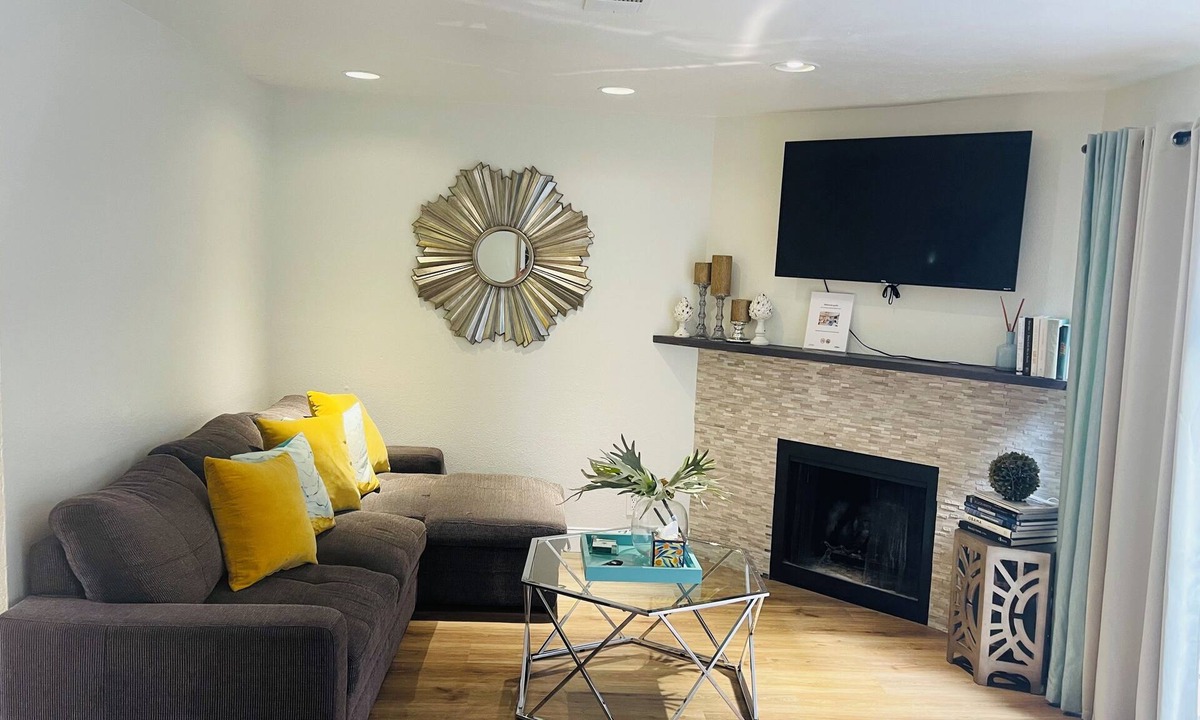 Oak Lawn House | Uptown welcoming 2+2 w/patio & Katy-trail access!