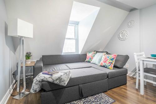Centretown West Apartment | Urban 1BR Gem with Kitchen, Smart TV & Workspace