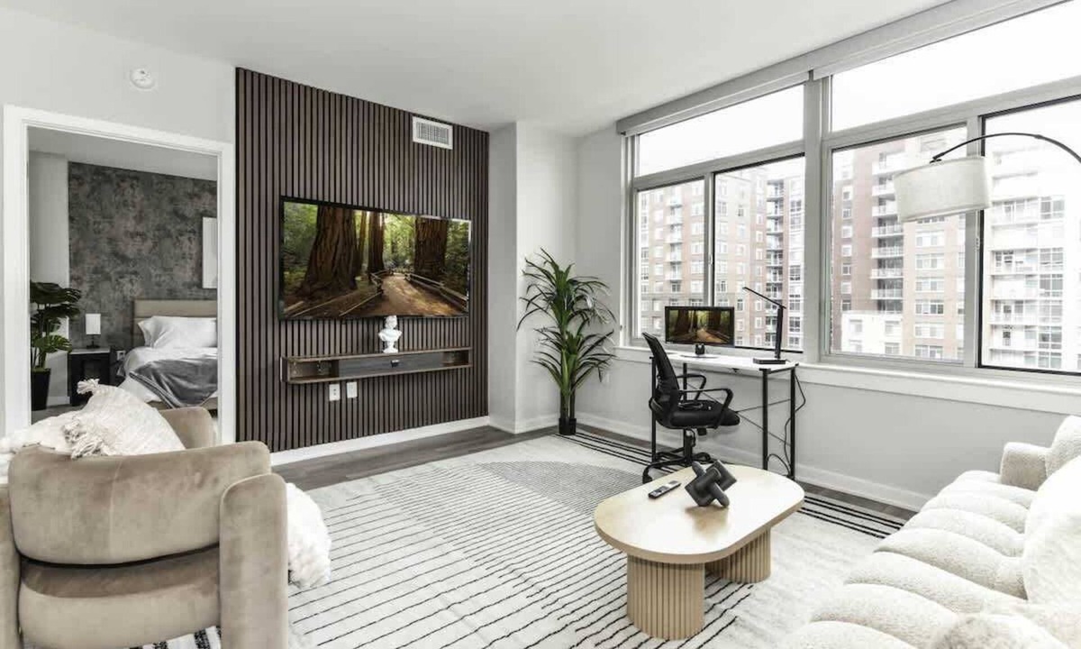 Crystal City Apartment | Urban 2BR Getaway with Rooftop Views, Gym & Parking