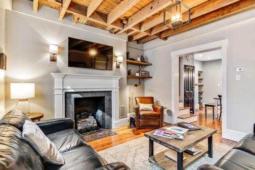 Gayborhood House | Urban Charm 4BR-2BR Retreat with Patio & Parking