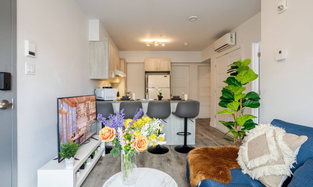 Pointe-Saint-Charles Apartment | Urban Chic 3BR| Griffintown Escape
