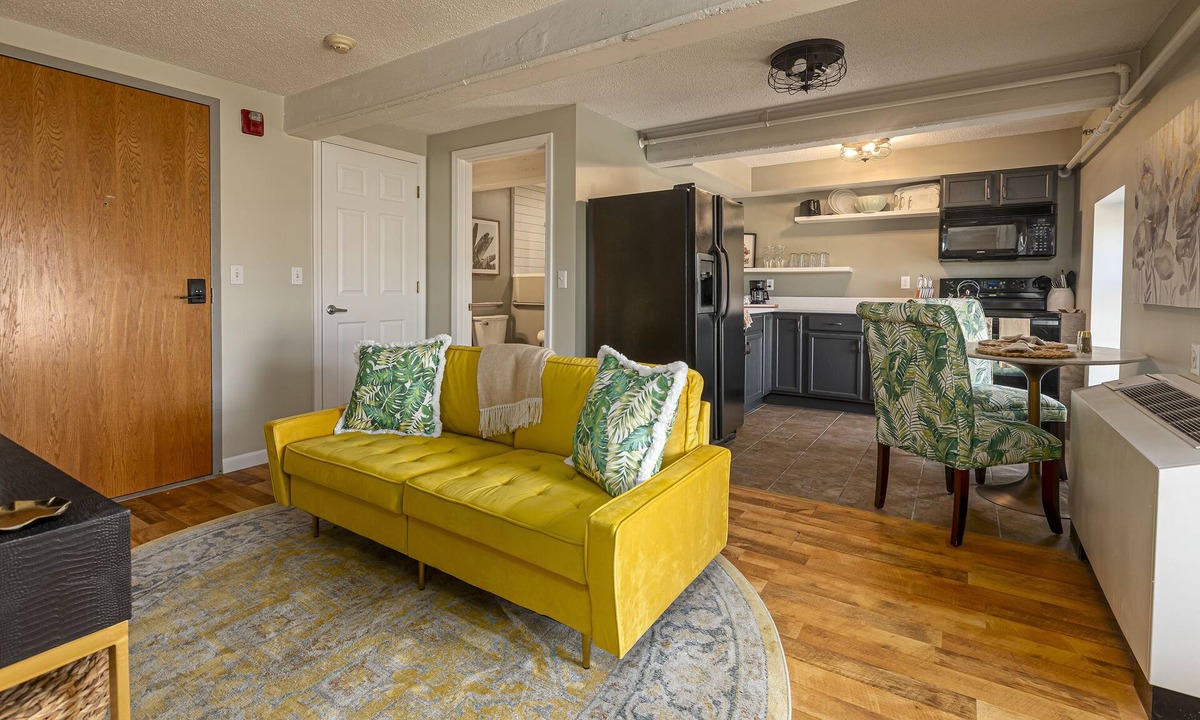 Carbondale Apartment | Urban-Chic King Suite Near SIU Carbondale
