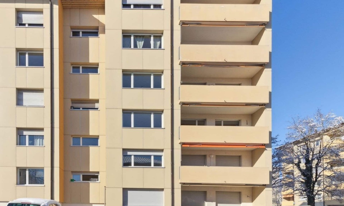Uster District Apartment | Urban Comfort: 3 BR Practical Retreat