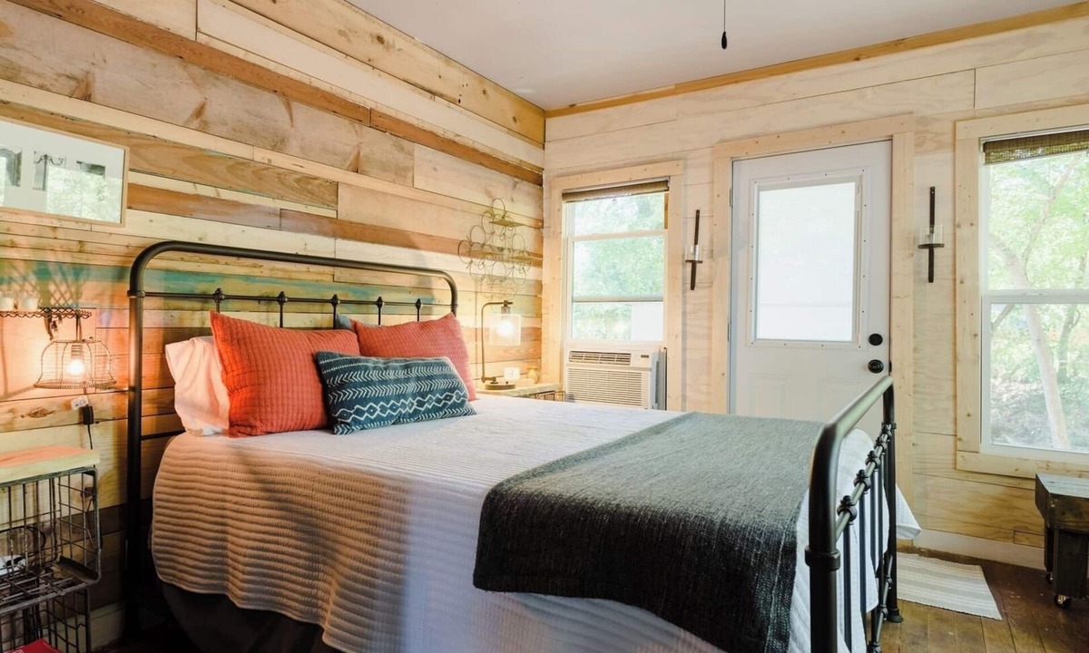 Govalle House | Urban Cottage. Walkable. Sweet Spring Stay
