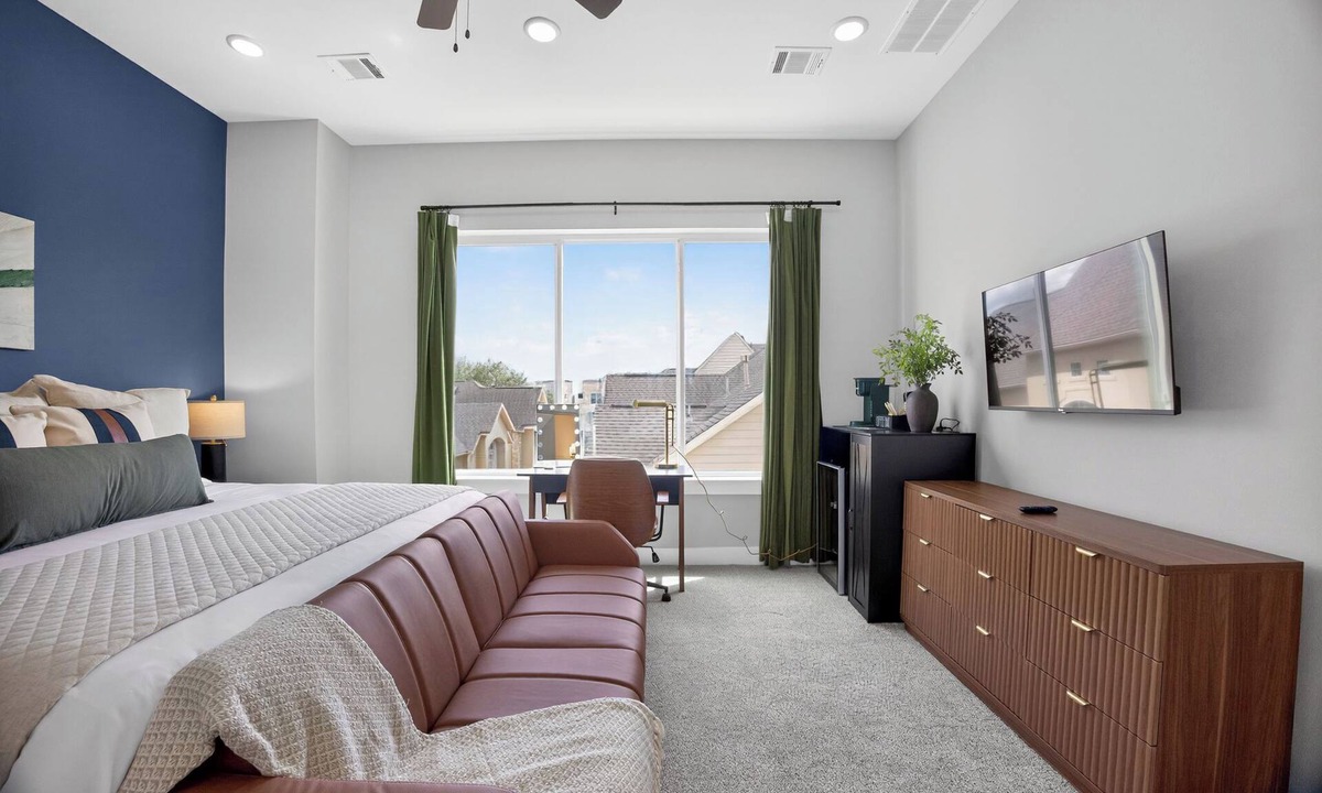 East Downtown Houston House | Urban EaDo Retreat - 3BR Townhome w/Deck