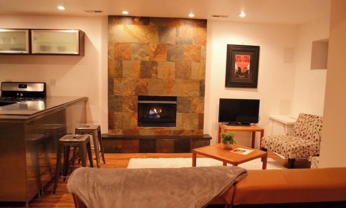East Garfield Park Apartment | Urban Farm Fun with Goats 10 Minutes To Downtown!