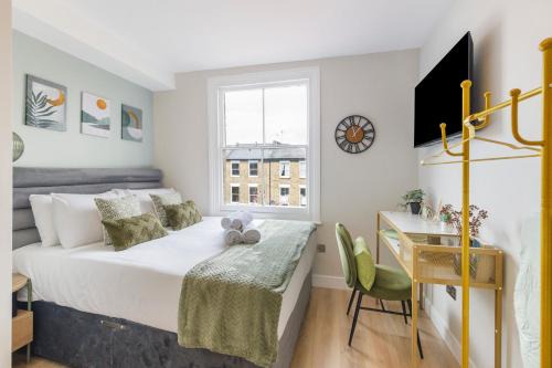 Dalston Apartment | Urban Green Oasis Modern Minimalist Studio