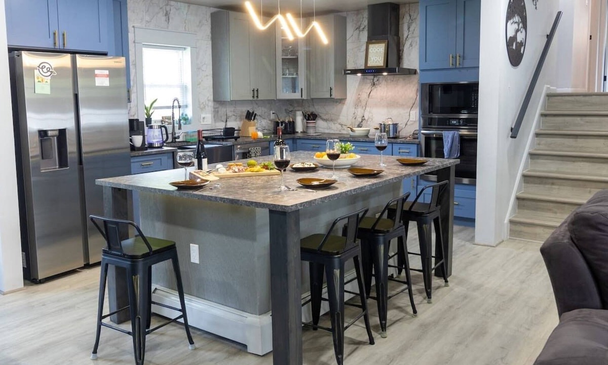 Centreville House | Urban Haven ~ 5* Location ~ King Bed ~ Workspaces!