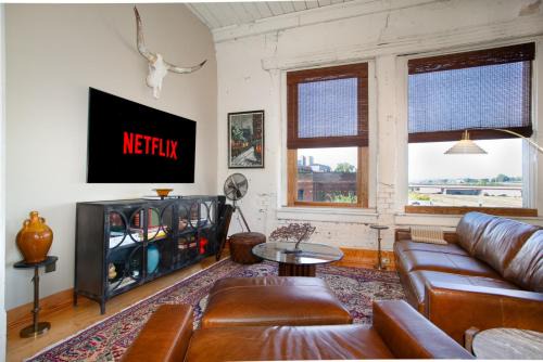 Old City Apartment | Urban Haven Loft Near Market Square